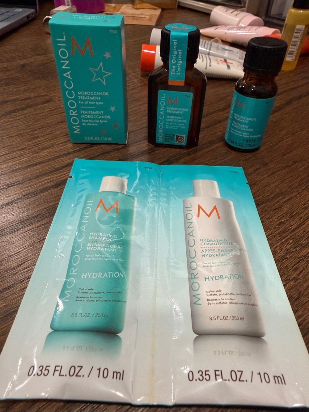 Moroccanoil set- includes 2 treatments and a shamooo/conditioner pouch